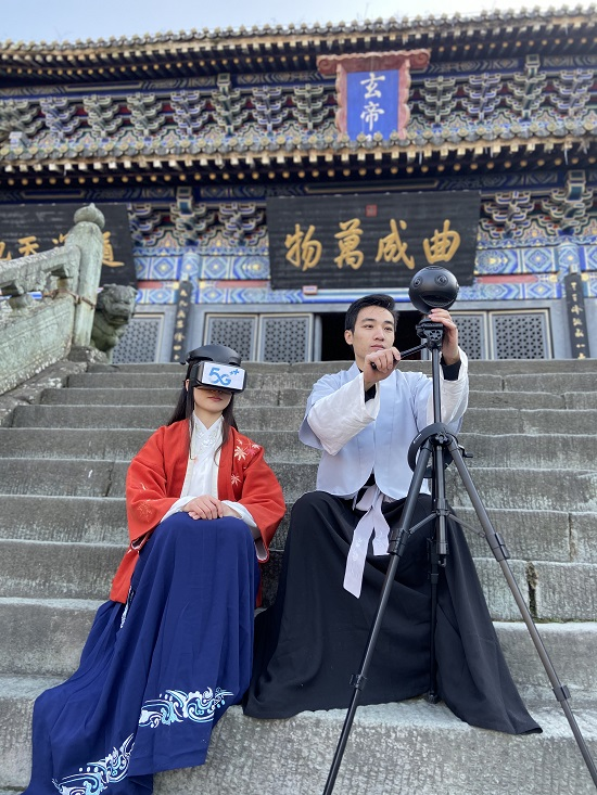 游客通過佩戴VR眼鏡全沉浸式體驗武當山的各處美景.png