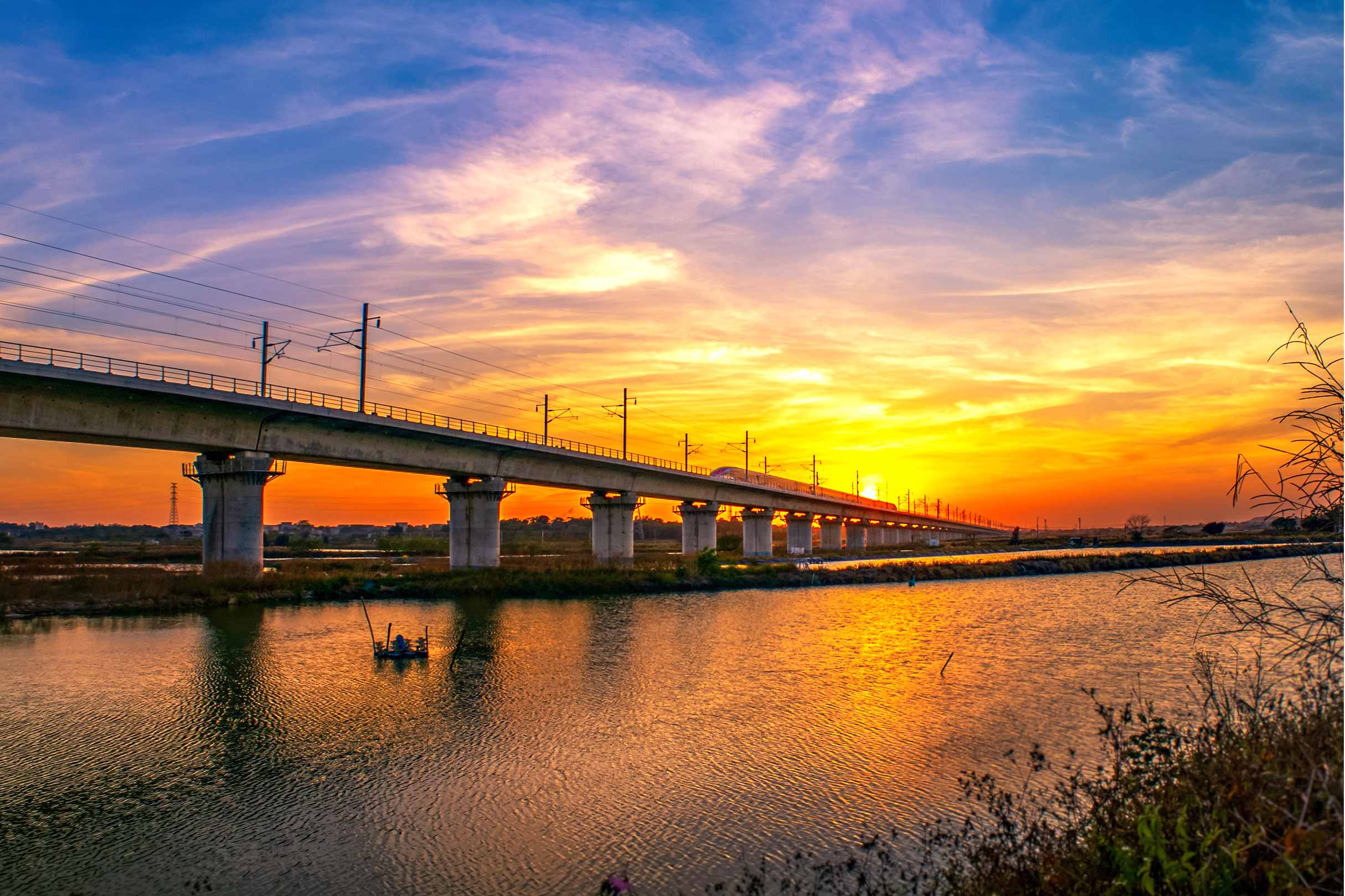 列車駛過汕汕高鐵鰲江特大橋1.jpg