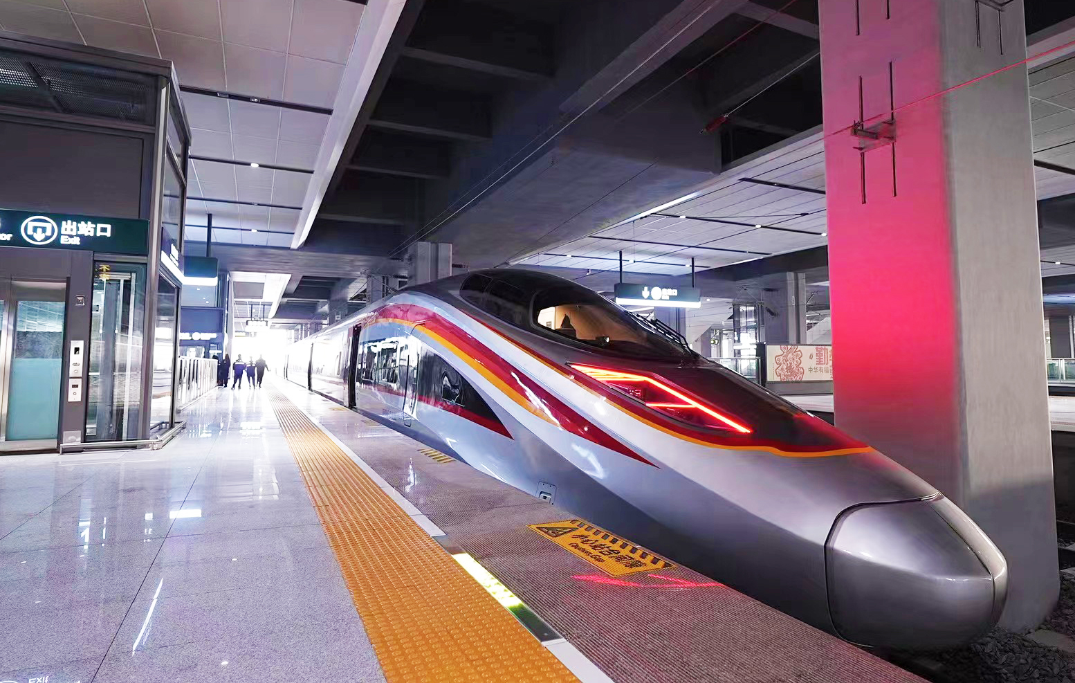 南昌東站的首發列車.jpg