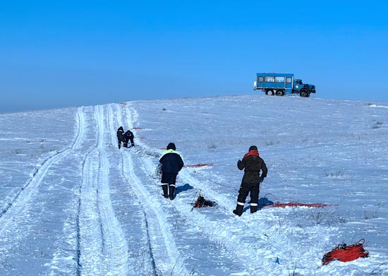 物探隊員在雪地中收集電纜和檢波器。卜凡釗 攝.jpg