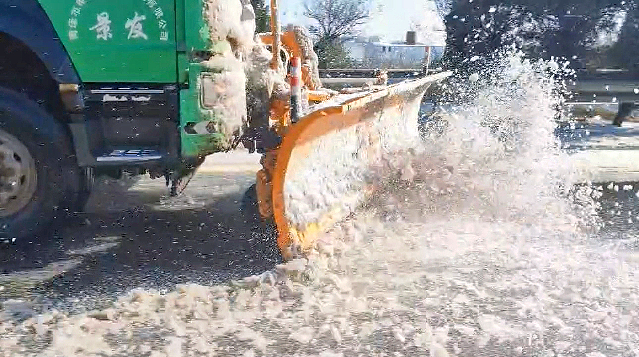 鏟雪車作業.jpg
