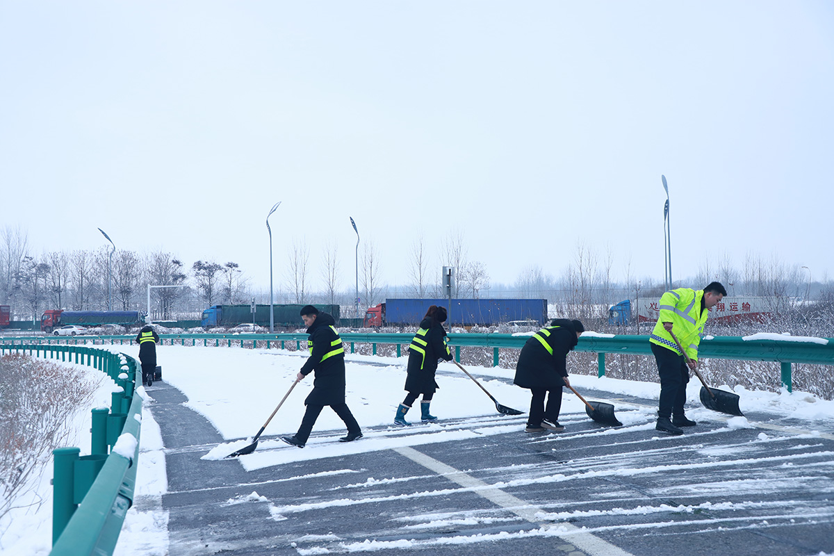 服務區匝道清掃積雪2.jpg