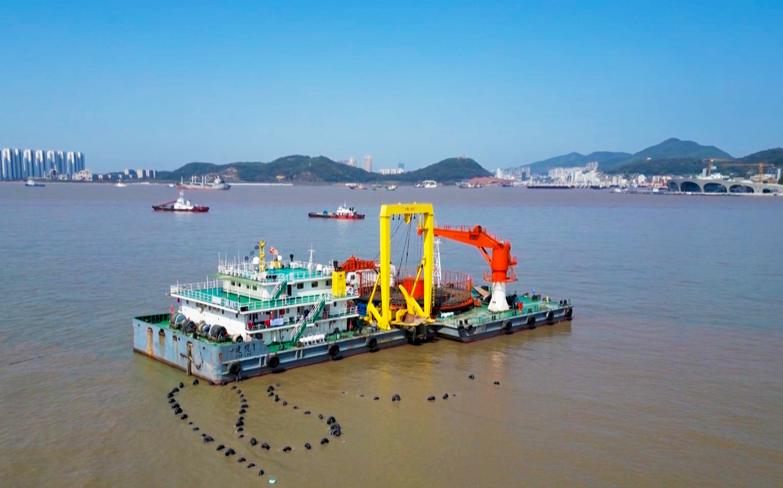 圖1 4月12日， “建纜1號”海纜施工船正在舟山朱家尖海域敷設海纜（張道歷 攝）.jpg
