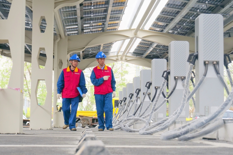 為滿足五一假期游客出行需求，國網山西大同供電公司組織工作人員對全省首家“光儲超充”樊莊充電站的充電設施進行聯調聯試，并通過后臺監測系統，對智能車位、智能消防、運行狀況等功能進行監測，全力保障五一假期可以按時投運，助力廣大市民綠色出行。 (1)_副本.jpg