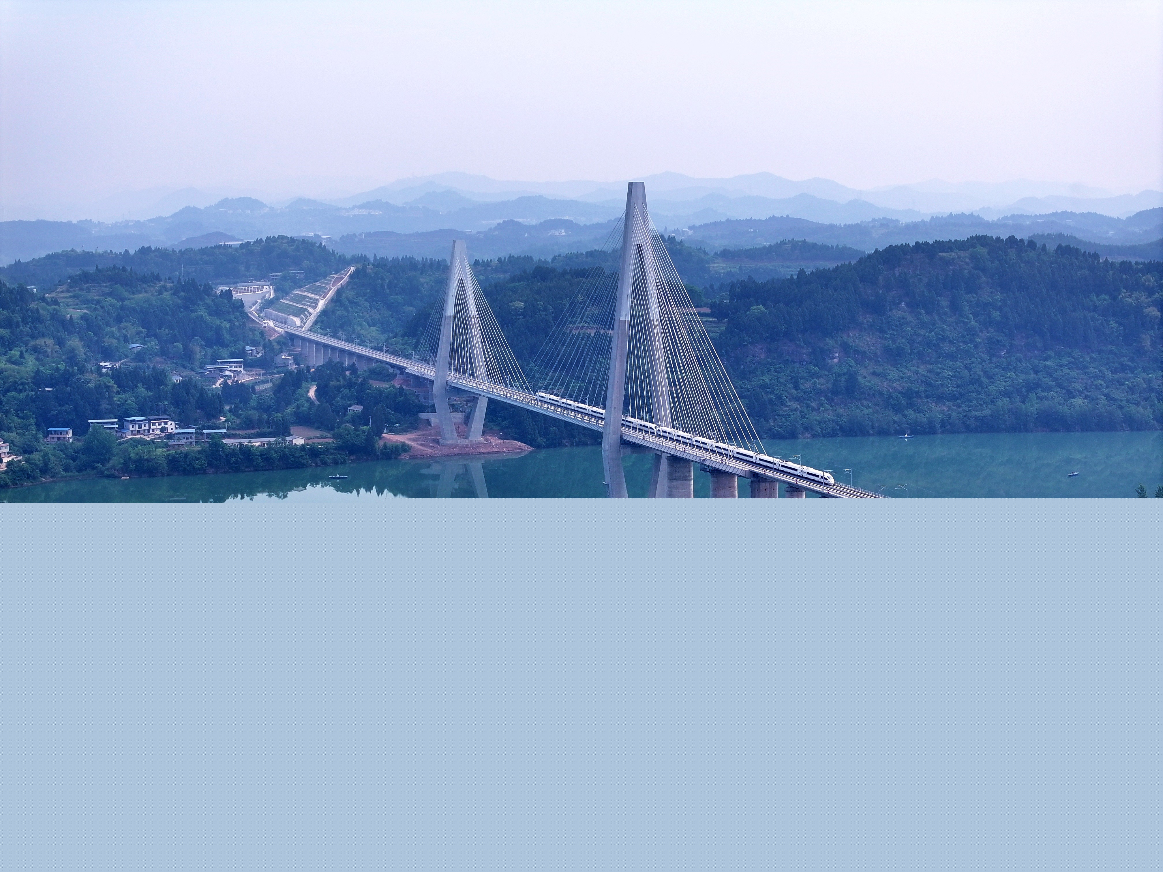列車通過嘉陵江大橋（王舒 攝）.jpg