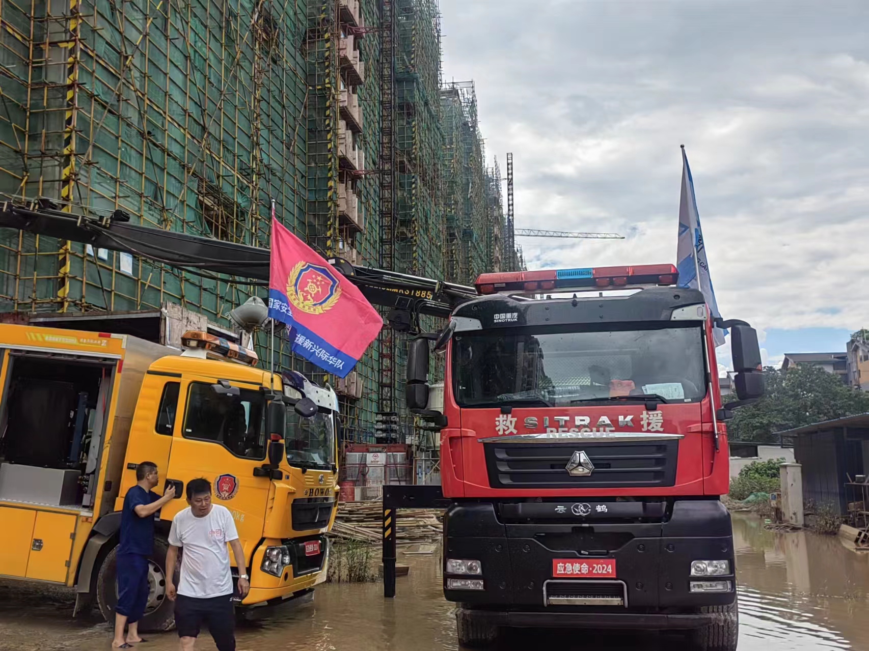 6月23日11時救援隊隊員在棚戶區(qū)作業(yè)現(xiàn)場作業(yè).jpg