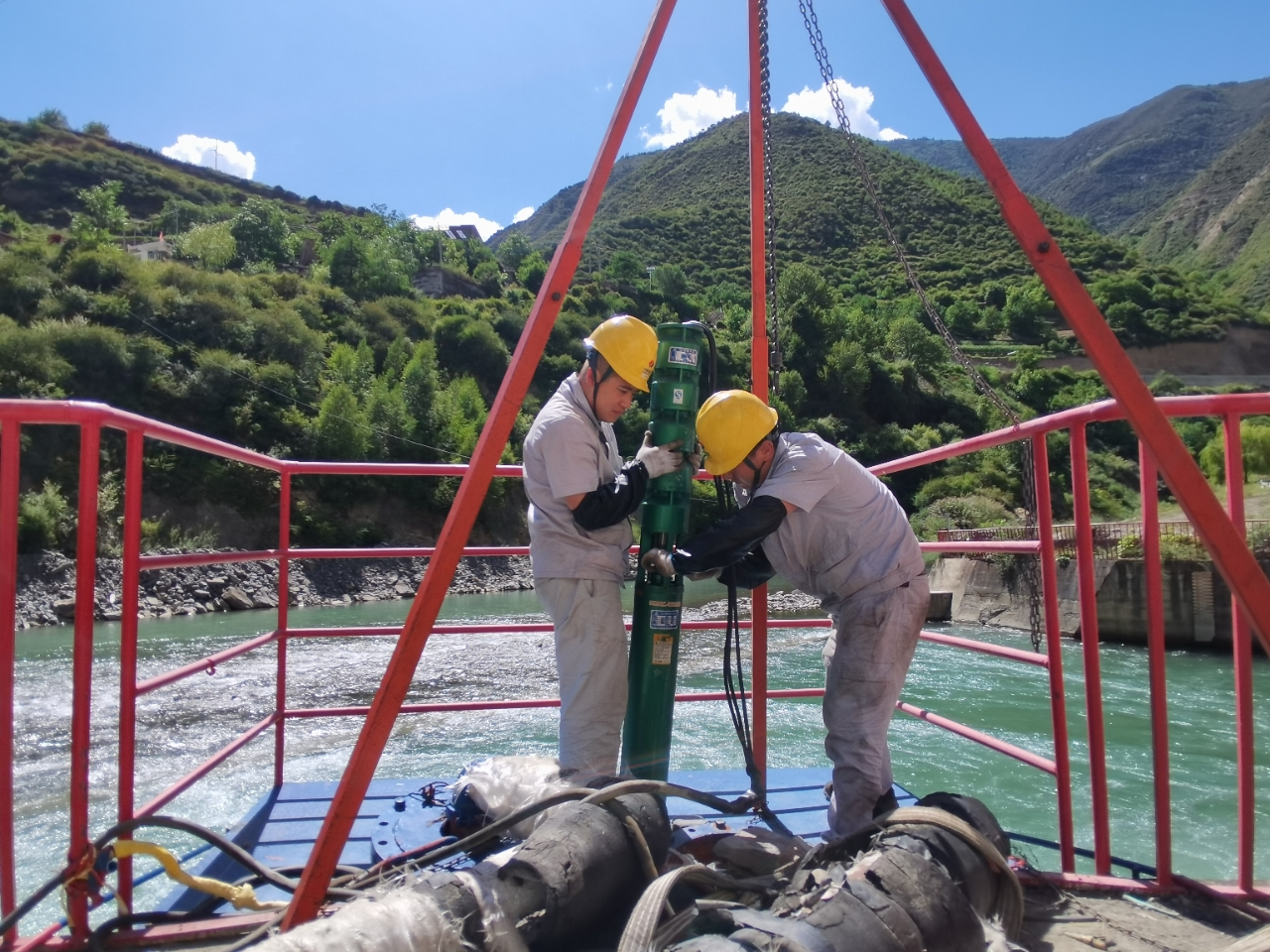 阿壩片區發電公司壓緊壓實防汛責任，加強應對極端天氣的分析研判和部署，切實以“臨戰狀態”抓好防汛各項工作，多措并舉，穩發多發，全力以赴打好迎峰度夏、防洪度汛保電攻堅戰(消防取水泵更換).jpg