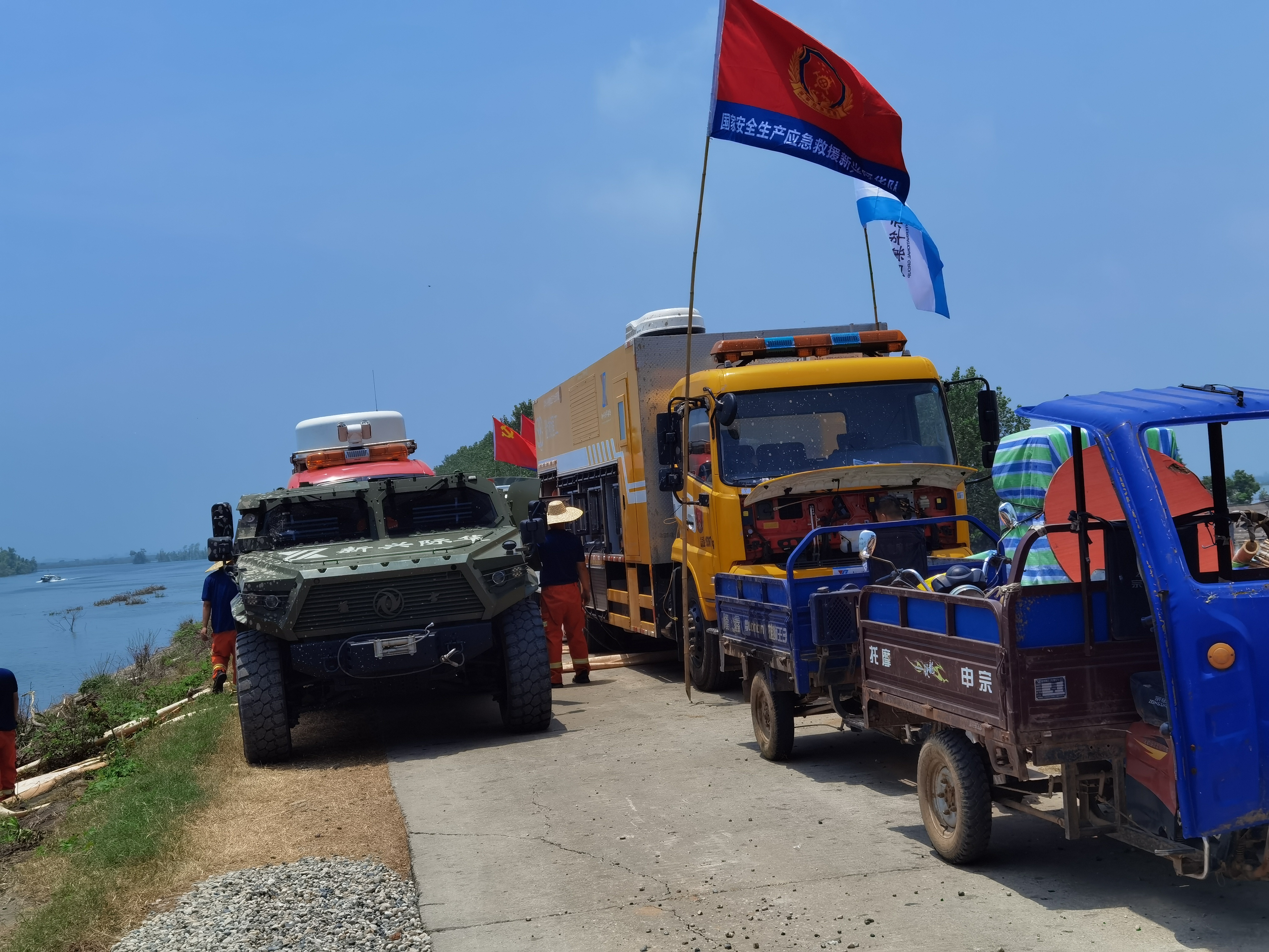 新興際華隊隊員為排澇車輛加油.jpg