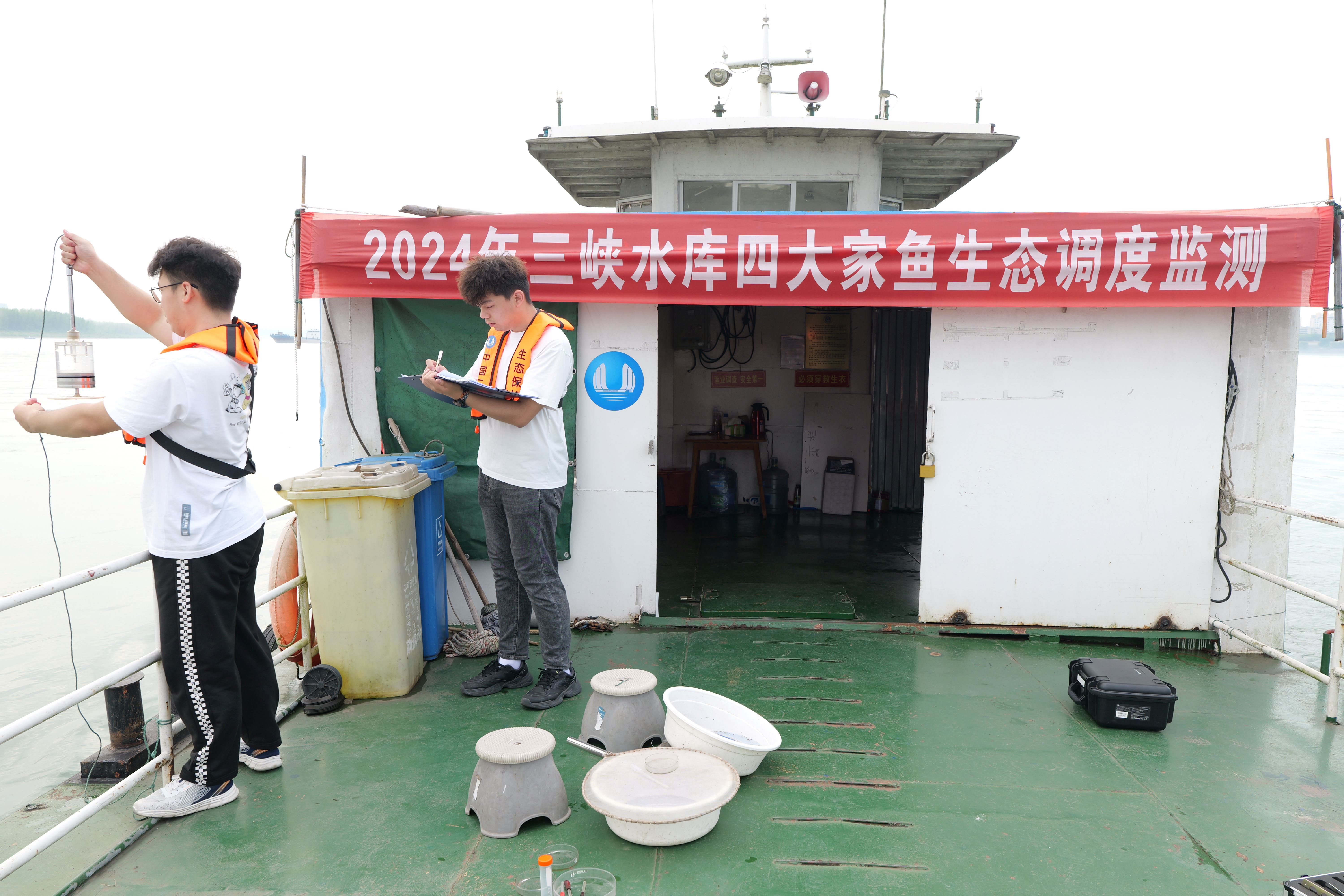 工作人員測量流速與水位 (2)（攝影：湯永浩）.JPG