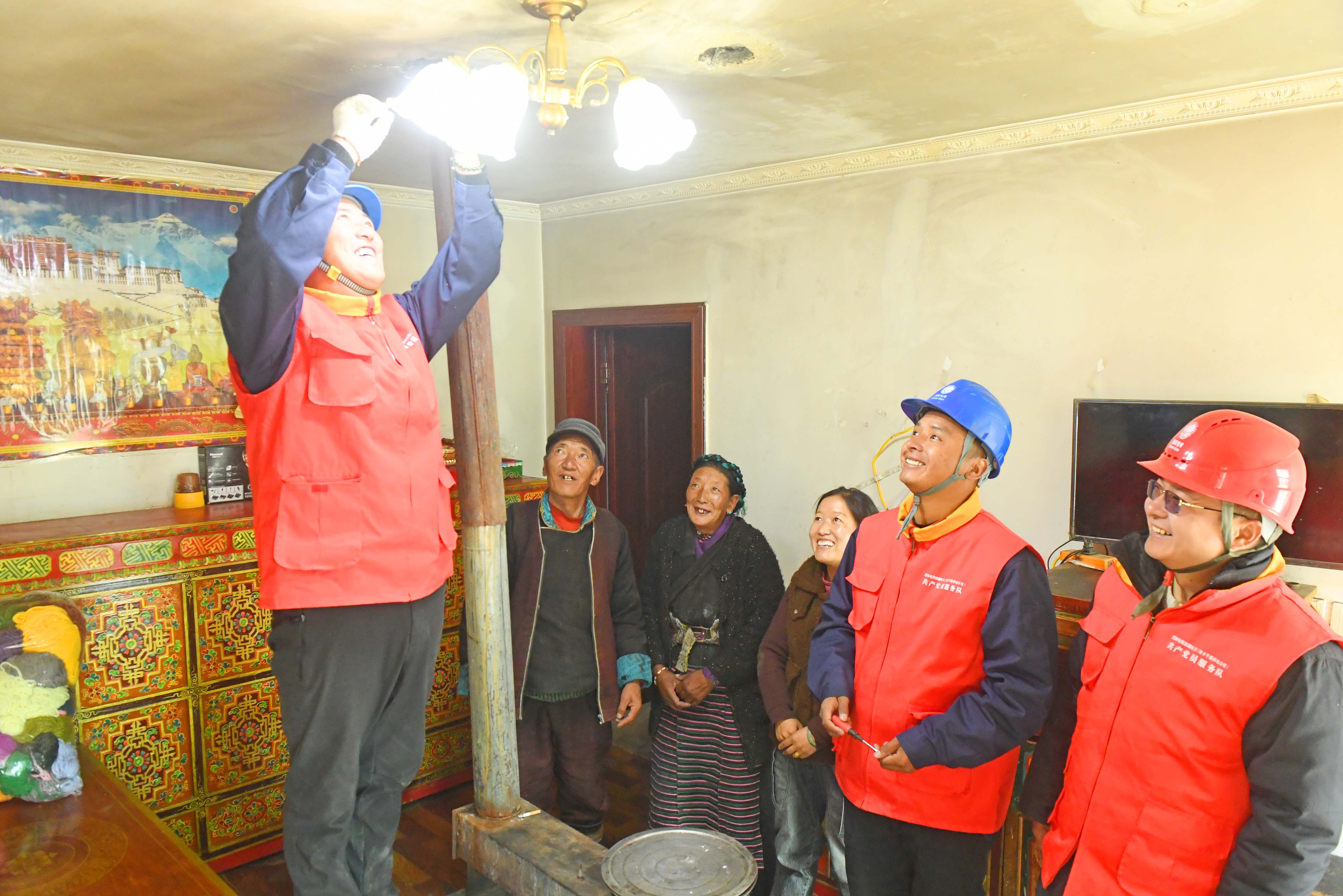 國網西藏山南供電公司員工和援藏幫扶人員在浪卡子縣為農牧民檢查用電線路。.jpg