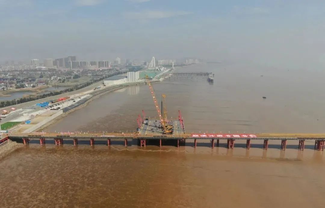 杭州灣跨海鐵路橋海上首樁開鉆施工現(xiàn)場(chǎng).jpg