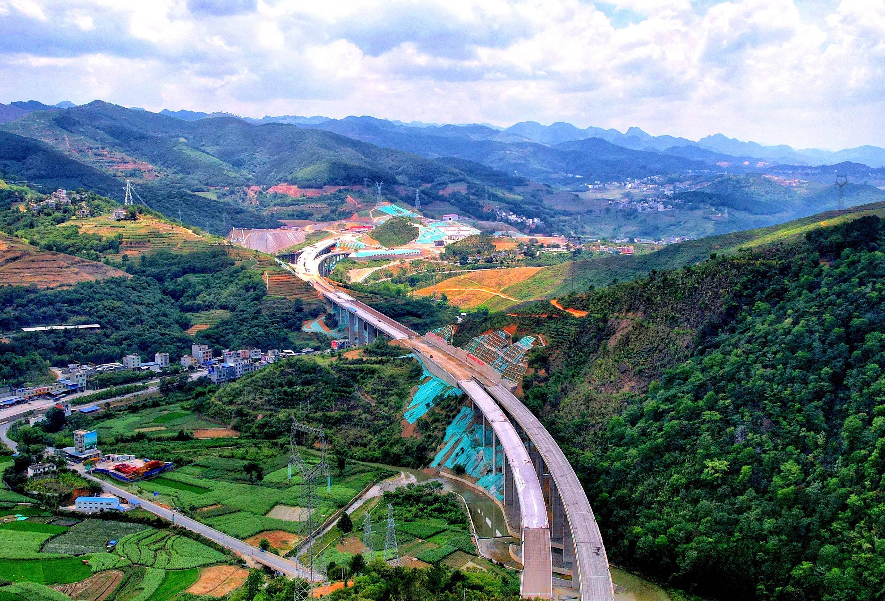 隆林委樂至革步高速公路一期工程新洲河大橋.jpg