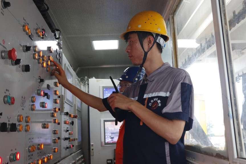 技術人員進行設備調試.jpg