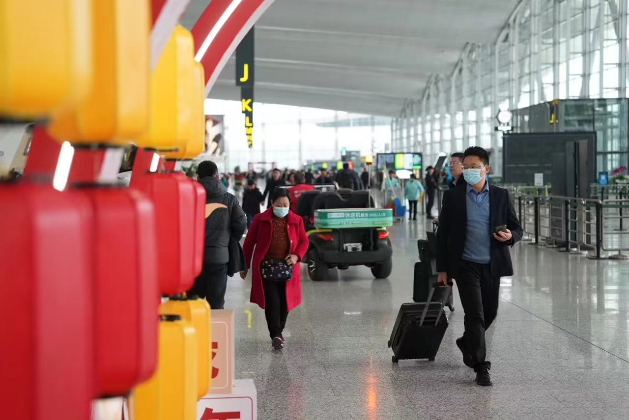 圖：白云機(jī)場旅客吞吐量連續(xù)四年居國內(nèi)機(jī)場首位.jpg