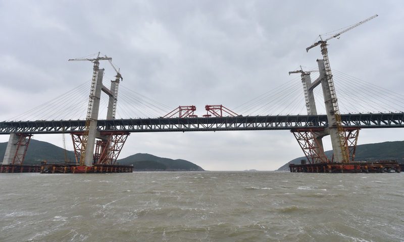 12月28日，平潭海峽公鐵兩用大橋大小練島水道橋鋼桁梁合龍。（新華社記者 林善傳 攝）