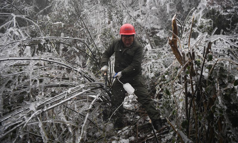 近日，湖南遭遇持續(xù)凍雨襲擊。地處雪峰山山區(qū)的湖南省婁底市新化縣海拔較高，部分區(qū)域冰凍嚴(yán)重，多處電路受損，當(dāng)?shù)鼐用裼秒娛艿接绊憽?guó)網(wǎng)新化縣供電公司派出電力工人，對(duì)新化縣溫塘鎮(zhèn)郭家村10kv高壓線(xiàn)進(jìn)行緊急搶修。工人在山間破冰除雪，為當(dāng)?shù)卮迕窕謴?fù)供電。圖為2月20日，在新化縣郭家村，電力工人劉桂湘清除電線(xiàn)上的覆冰。（新華社記者 薛宇舸 攝）