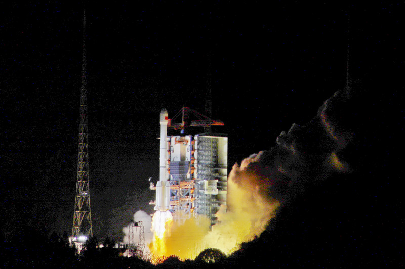 3月10日0時28分，我國長征系列運載火箭在西昌衛星發射中心完成了第300次發射，成功利用長征三號乙運載火箭將“中星6C”通信衛星送入太空。至此，中國航天迎來了歷史新篇章。圖為長三乙火箭點火升空。