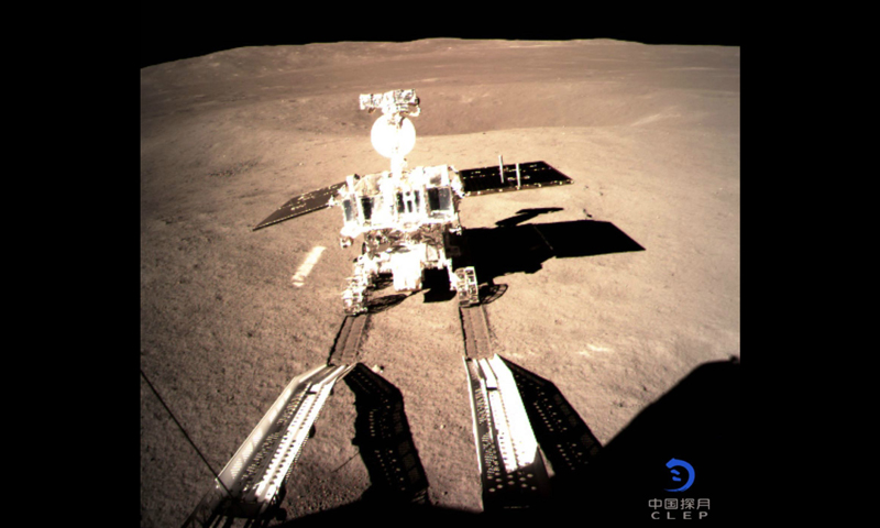 2019年1月3日，嫦娥四號著陸器與巡視器成功分離，玉兔二號巡視器（即月球車）順利駛抵月背表面。圖為嫦娥四號著陸器監視相機C拍攝的“玉兔二號”巡視器走上月面影像圖。
