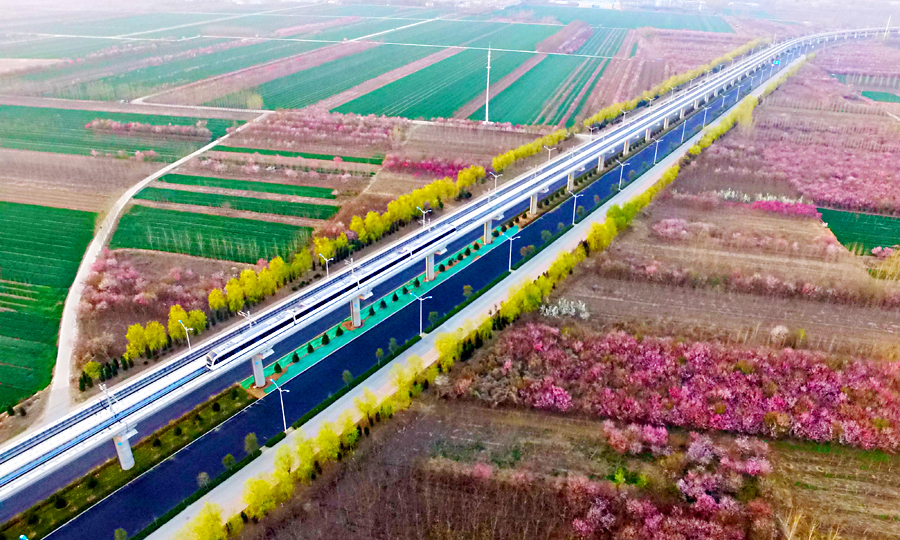 4月1日6時，隨著一輛列車從濟南方特站緩緩駛出，濟南軌道交通建設史上迎來具有里程碑意義的一刻，由中國鐵建所屬中鐵十四局參建的濟南地鐵1號線正式投入商業運營。該線路南起工研院站，北至方特站，全線設車站11座，全長26.1公里，貫穿濟南長清和槐蔭西部，極大縮短了兩地居民交通出行時間。圖為行駛中的濟南地鐵。