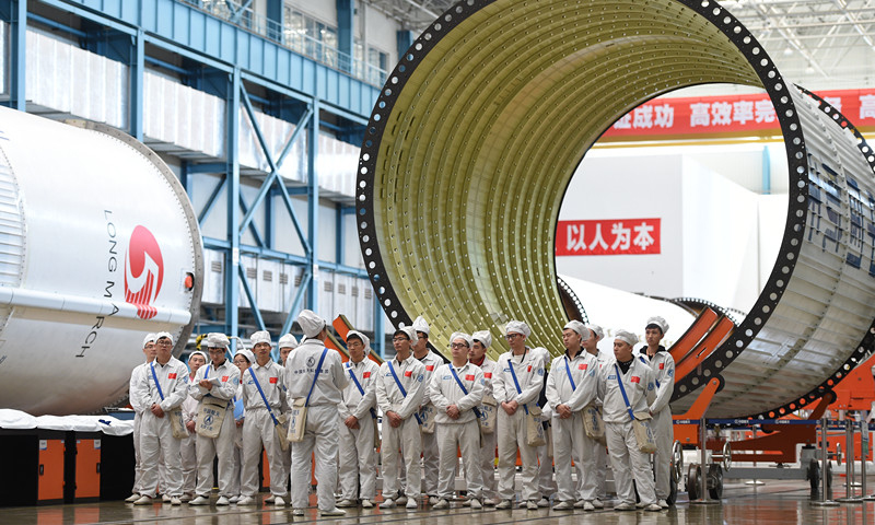 按計(jì)劃長(zhǎng)征五號(hào)遙三火箭將于2019年7月中下旬發(fā)射，完成長(zhǎng)征五號(hào)運(yùn)載火箭的復(fù)飛。圖為工作人員在天津新一代運(yùn)載火箭產(chǎn)業(yè)化基地長(zhǎng)征五號(hào)總裝測(cè)試車間總結(jié)工作經(jīng)驗(yàn)。