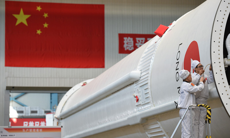 目前總體進(jìn)展順利，長(zhǎng)征五號(hào)運(yùn)載火箭整裝待發(fā)。圖為工作人員在天津新一代運(yùn)載火箭產(chǎn)業(yè)化基地長(zhǎng)征五號(hào)總裝測(cè)試車間對(duì)火箭進(jìn)行裝配。