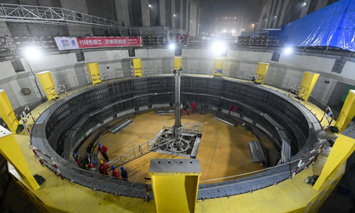 圖為5月30日，烏東德水電站左岸地下電站主廠房內的6號機組正在建設中。（新華社記者 陳曄華 攝）
