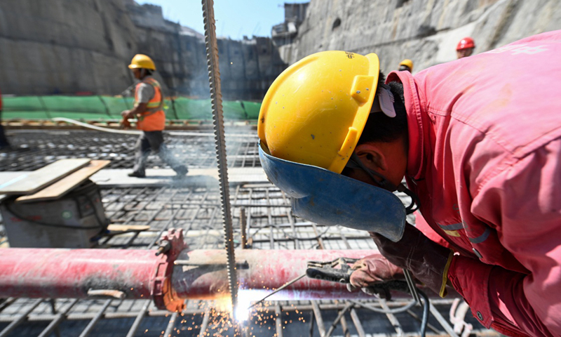 圖為5月31日，工人在烏東德水電站的二道壩工地施工。（新華社記者 陳曄華 攝）