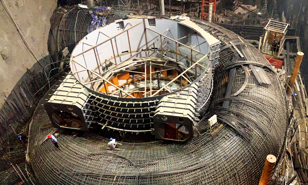 由東方電氣集團所屬東方電機有限公司研發制造的白鶴灘百萬千瓦巨型水輪發電機組，是世界上單機容量最大、電壓最高的全空冷水輪發電機組，屬于超巨型混流式水輪機組。其研制難度遠大于世界上在建和投運的任何機組，是世界水電機組“新標桿”。圖為6月26日拍攝的建設現場。（國務院國資委網站 馬語謙 攝）