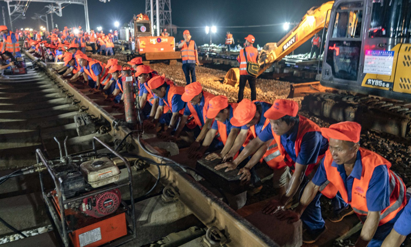 7月19日7時許，經過中鐵十一局及相關參建單位1000多名建設者連續8小時奮戰，昌贛高鐵引入南昌鐵路樞紐（向莆鐵路）下行線施工順利完成，昌贛高鐵正式接入“八縱八橫”國家高鐵網絡。圖為7月18日夜，中鐵十一局三公司職工在移走鋼軌，以便進行昌贛高鐵引入向莆鐵路施工。（新華社記者 杜華舉 攝）