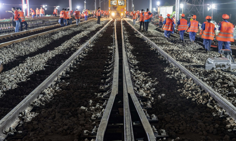 圖為7月19日凌晨，中鐵十一局三公司大型搗固車對新鋪設的道岔進行大機養護。（新華社記者 杜華舉 攝）