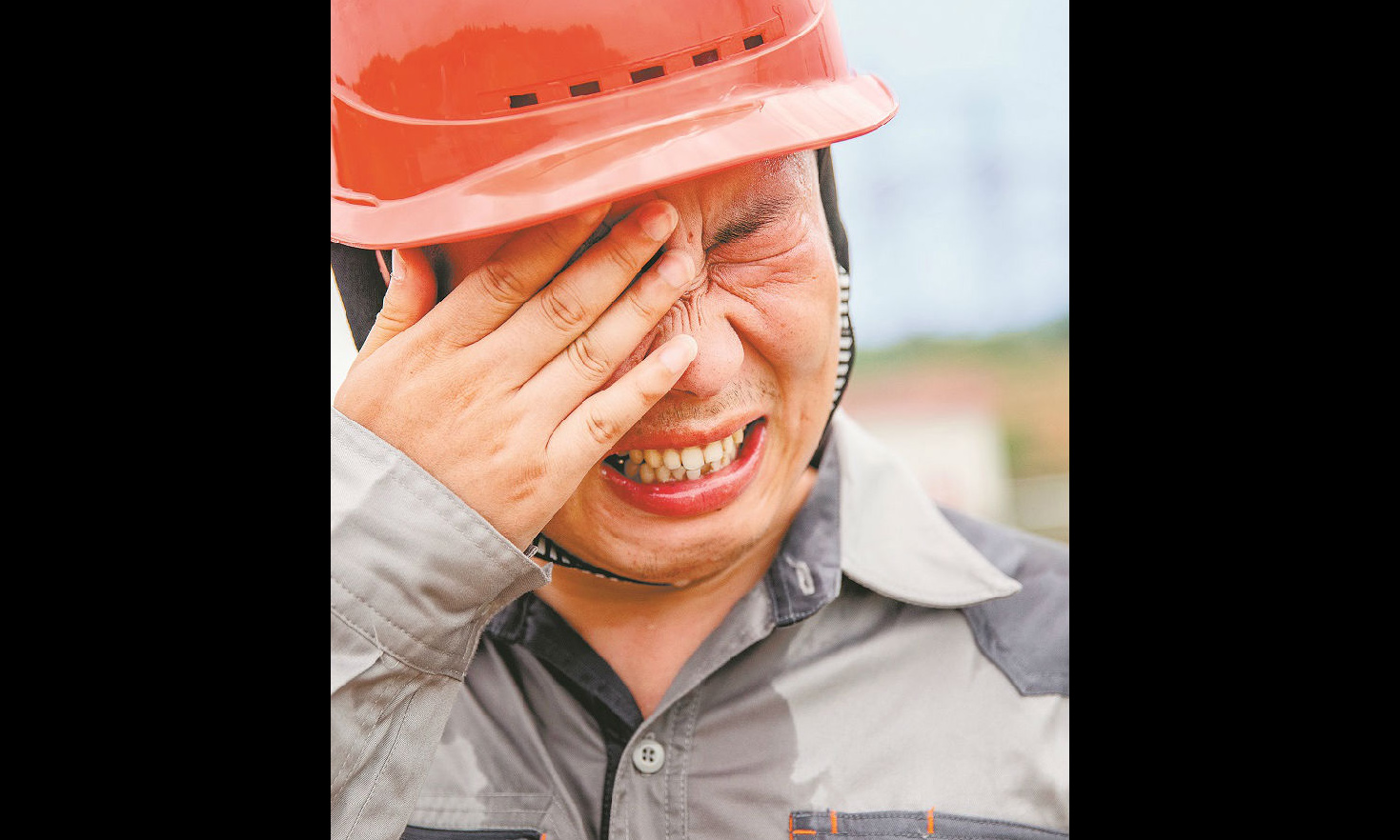 為保障特高壓電網的正常運行，國家電網的工作人員冒著高溫奮戰在巡檢一線。圖為工作人員擦拭流進眼睛里的汗水。