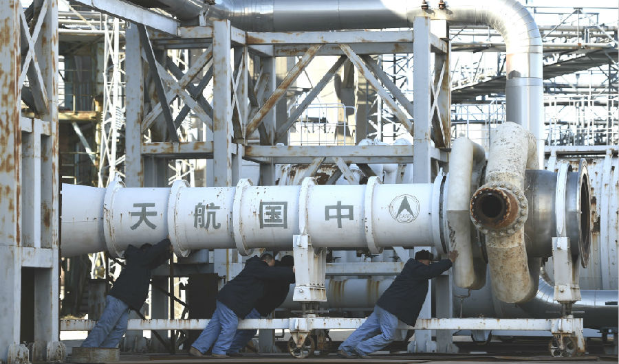 11月25日，長征八號火箭發動機高空模擬試驗獲成功。試驗主要目的是校驗大噴管和獲得發動機的性能數據，并達到交付要求。本次試驗是為長征八號提供交付發動機的校準試驗，試驗發動機完成全部試驗程序后正常關機，試驗工藝系統和測試系統工作正常。圖為工作人員正在進行試驗準備。