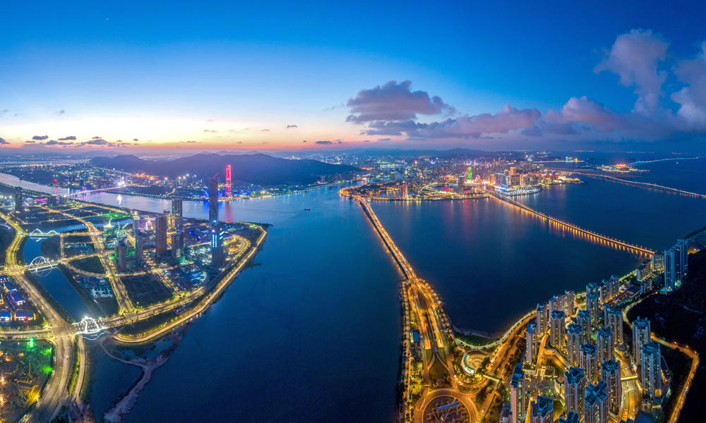穿越海底485米，連接珠海加林、疊泉兩座變電站，12月12日，剛剛全線貫通的南方電網廣東珠海供電局220千伏疊泉輸變電工程海底電纜隧道正在進行緊張有序的固結注漿工作。待項目全面建成后，不僅能夠提升珠海橫琴片區的供電能力，還將形成自500千伏加林站經橫琴對澳門供電的220千伏全電纜通道，到那個時候，對澳門供電整體能力和可靠性將會大大加碼。圖為珠海澳門夜景。（朱甸 攝）