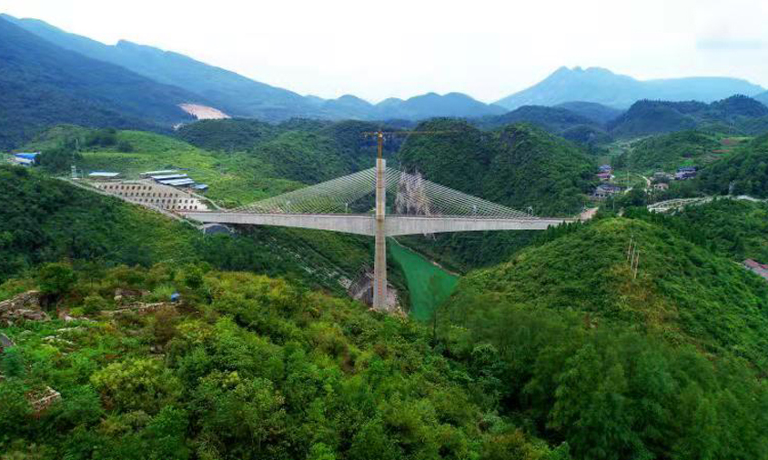 黔張常鐵路通車，將填補渝、鄂、湘3省市交界地區鐵路網的空白，推動精準扶貧和武陵山區經濟發展。圖為航拍中鐵十一局施工的黔張常鐵路長灣澧水大橋。（徐云華 攝）