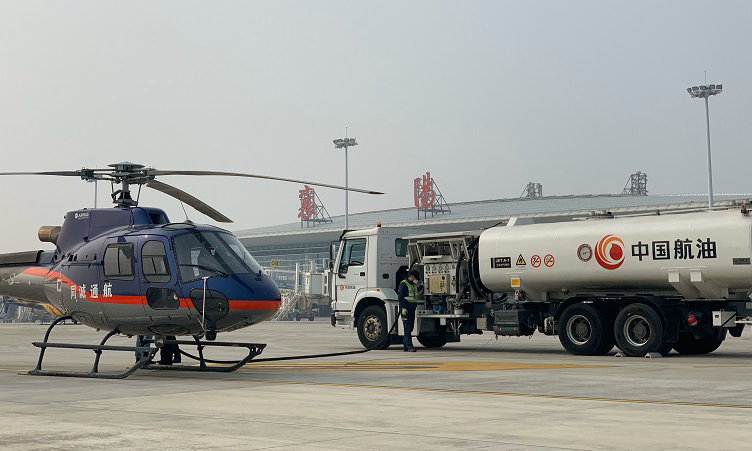 2月5日11時40分，4架滿載防疫物資的應急直升機接連降落襄陽機場，早已做好準備的中國航油湖北分公司襄陽供應站飛機加油員景可冉，駕駛油車緩緩駛入，按程序停穩加油車、放好輪檔、連接導靜電線，與機組確認牌號、按照罐式加油車重力加油操作步驟實施加注作業，規范優質、安全高效地完成本次供油保障。