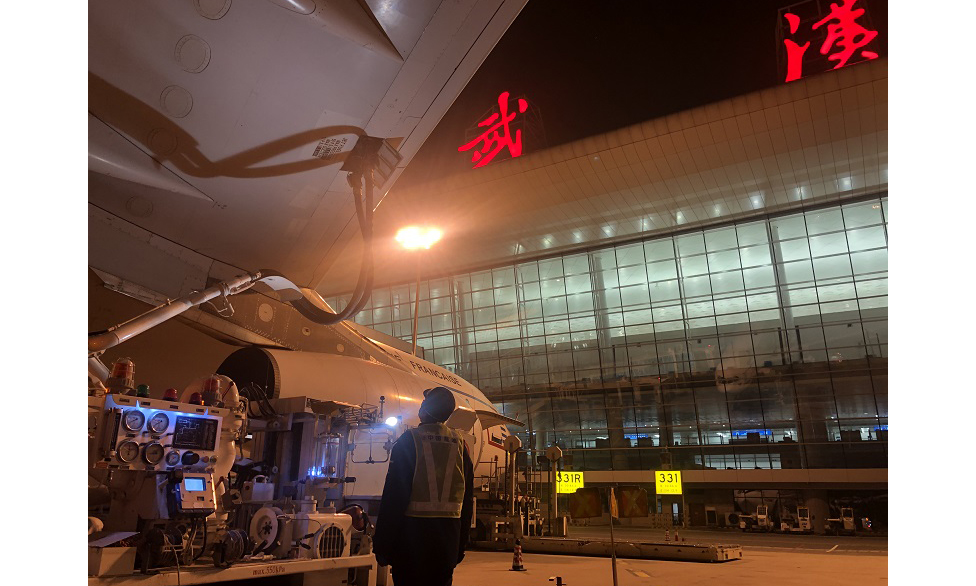 圖為１月30日農歷大年初六，武漢航空加油站啟明星班組的飛機加油員堅守崗位，為武漢加油。（今力 攝）