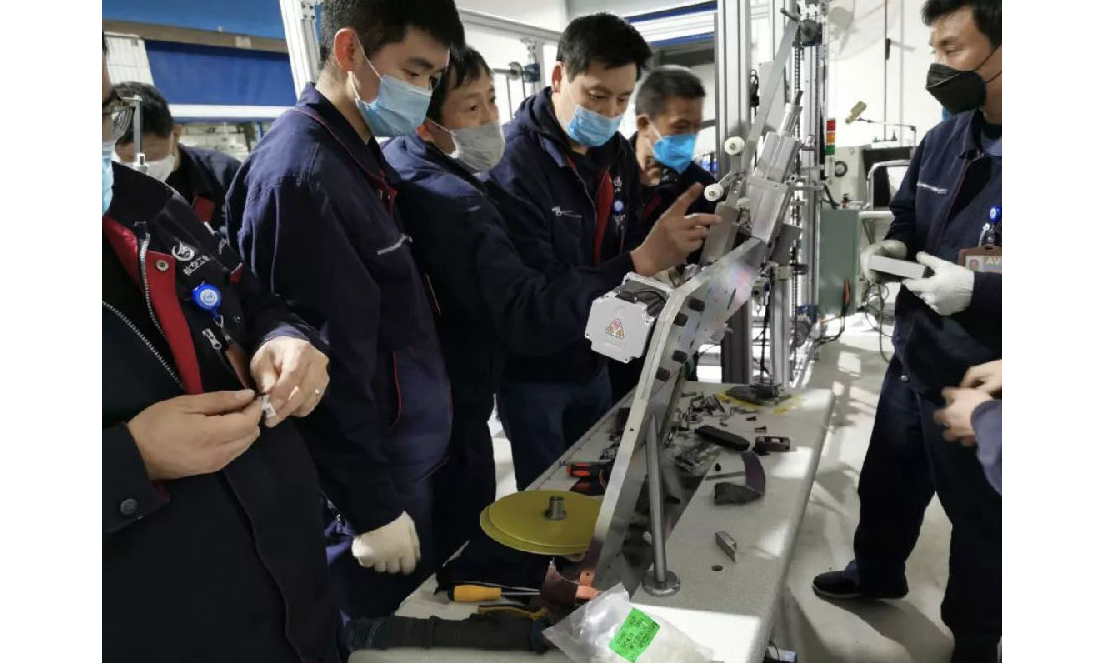 圖為壓條機研制工作現(xiàn)場。