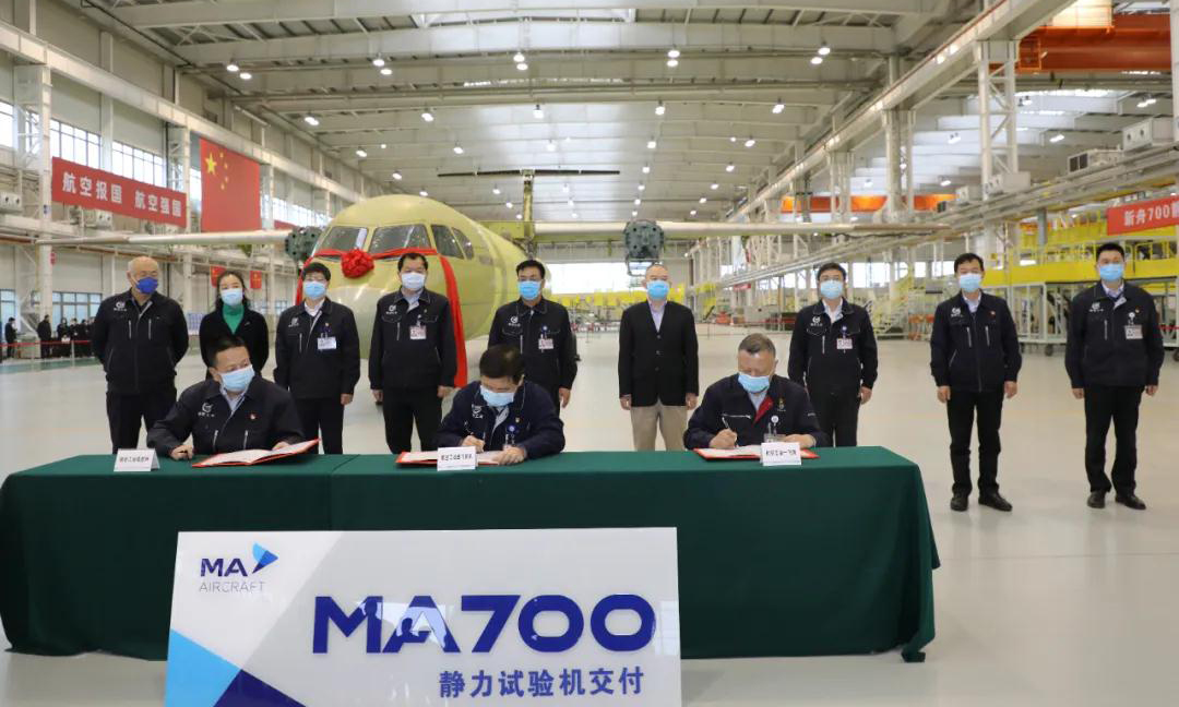 3月27日，“新舟”700靜力試驗(yàn)機(jī)在西安閻良順利實(shí)現(xiàn)交付。靜力試驗(yàn)機(jī)的交付是“新舟”700項(xiàng)目研制的重要節(jié)點(diǎn)之一，也是2020年以來(lái)，項(xiàng)目團(tuán)隊(duì)執(zhí)行防疫、復(fù)產(chǎn)“雙線作戰(zhàn)”實(shí)現(xiàn)的第一個(gè)年度重要目標(biāo)，此次交付為后續(xù)試驗(yàn)項(xiàng)目的全面開(kāi)展奠定了基礎(chǔ)。圖為航空工業(yè)西飛民機(jī)、一飛院、強(qiáng)度所共同簽署交接證書。