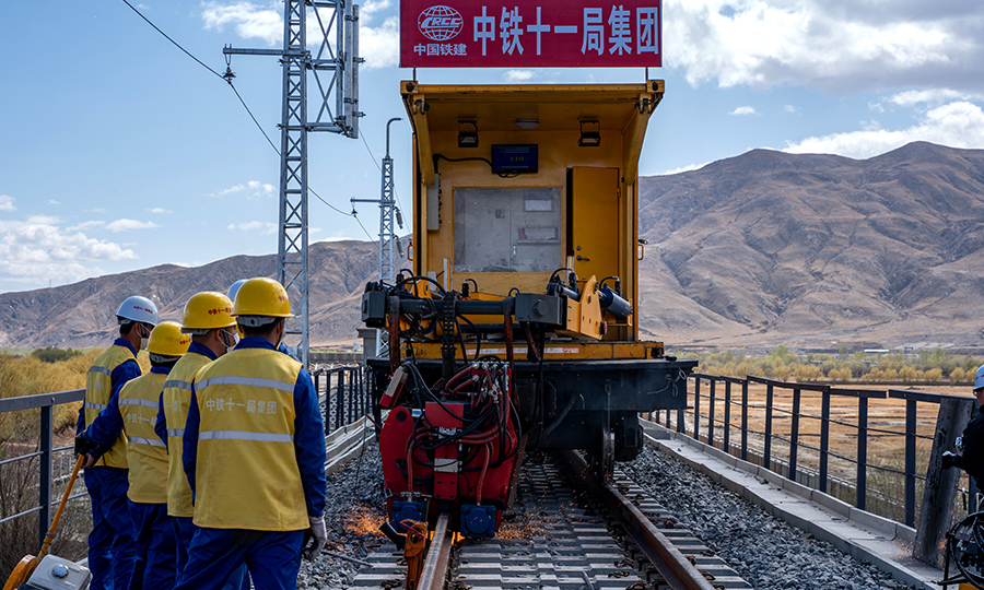 拉林鐵路是國家“十三五”規劃重點工程項目，設計時速160公里，是西藏首條電氣化鐵路。拉林鐵路新建正線全長403.144公里，設計為區間無縫線路，全線均鋪設500米長的鋼軌，需完成的鋼軌焊頭800多對，焊軌工作預計到2021年3月底全線完成。圖為拉林鐵路首次無縫線路焊接現場。（丁慶濱 攝）