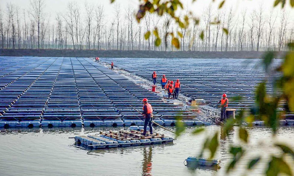 4月，湖南益陽，由中國能建浙江火電、華東院聯(lián)合EPC總承包建設(shè)的華銀益陽北港長河漁光互補(bǔ)光伏電站施工現(xiàn)場，一片盎然的春意。