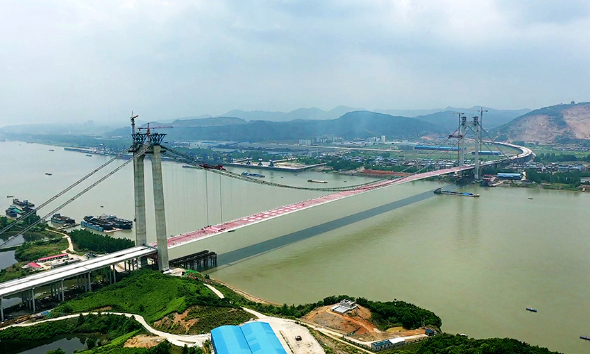 6月5日，隨著最后一節(jié)鋼箱梁平穩(wěn)就位，由中國鐵建大橋局一公司施工的湖北棋盤洲長江公路大橋順利合龍，成為復(fù)工后湖北境內(nèi)第一座合龍的長江大橋。圖為湖北棋盤洲長江大橋合龍后。（曹建強(qiáng) 攝）