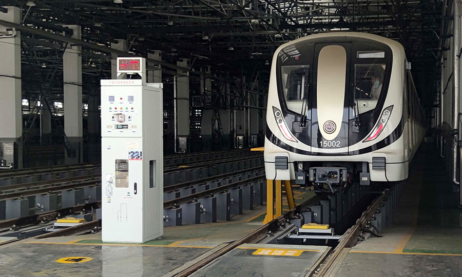 6月12日上午，隨著首趟測試列車緩緩從車輛段駛出，由中國鐵建所屬中鐵十一局、大橋局、十四局、二十四局、中國鐵建電氣化局等單位施工的上海軌道交通15號線北段通信、信號系統正式開始動車調試工作。圖為測試列車整裝待發。