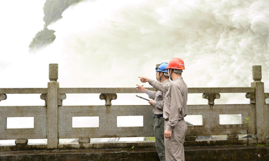 國家能源集團恩施水電公司龍頭溝水電站正在記錄山洪情況。