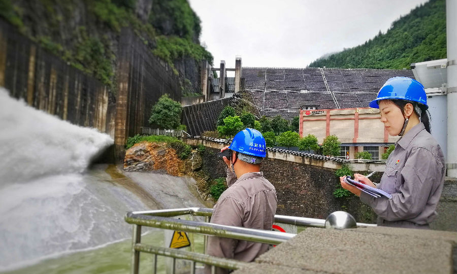 國家能源集團恩施水電公司小河水電站檢查泄洪道尾水邊坡情況。