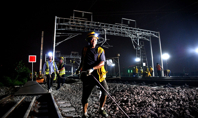 圖為9月1日凌晨，中鐵建電氣化局南方公司施工人員在合安高鐵集賢路線路所接觸網(wǎng)撥接現(xiàn)場(chǎng)施工。（新華社記者 劉軍喜 攝）