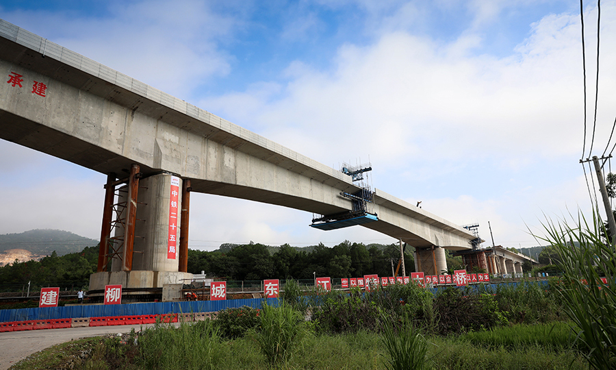 贛深高鐵全線5處橋梁以空中轉體形式跨越京九鐵路，其中，柳城東江特大橋采用轉體連續梁斜跨京九鐵路和G205國道，單個轉體T構最大重量7000噸。圖為橋梁完成轉體精準對接。