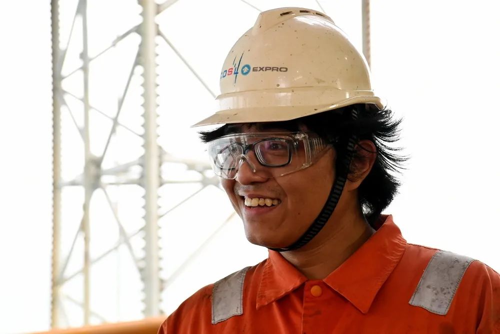 工程建造作業船剛剛結束WHPA平臺施工作業駛離平臺，鉆井總監湯柏松湯柏松就乘著“海洋石油941”踏浪而來，實現了渤中19-6開發井項目與工程建造項目的無縫對接。2020年3月27日6點16分，隨著鉆頭緩緩下入轉盤，渤中19-6氣田第一口開發井——A4H井向地下5073米隆隆鉆進。面對渤海油田最深的開發井項目，除了勘探期間需要克服的高溫、壓力異常等作業難點之外，還要克服定向井軌跡實施、完井方案選擇等諸多難題。這批開發項目應用了近百種先進技術，形成了一套安全、高效的鉆完井技術方案，最終只用27天完成了鉆井任務。