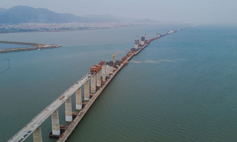 近日，新建福廈鐵路湄洲灣跨海大橋作業(yè)加緊推進(jìn)，施工單位克服入秋以來海上風(fēng)大浪大、晝夜溫差大等困難，確保工程進(jìn)度。福廈高鐵是我國首條跨海高鐵。圖為11月2日拍攝的新建福廈鐵路湄洲灣跨海大橋建設(shè)現(xiàn)場。（新華社記者 宋為偉 攝）