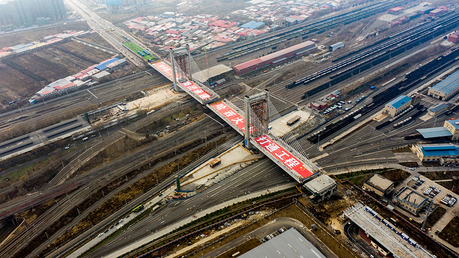 哈爾濱市哈西大街跨哈南場立交橋是黑龍江省“百大項目”，其中，哈西大橋為全線的控制性工程。該工程是哈爾濱實現飛機場、高鐵站、市內主干路相連的“最后一公里”，此次斜拉橋的主橋轉體施工更是整個工程的控制性節點。圖為斜拉橋轉體后。