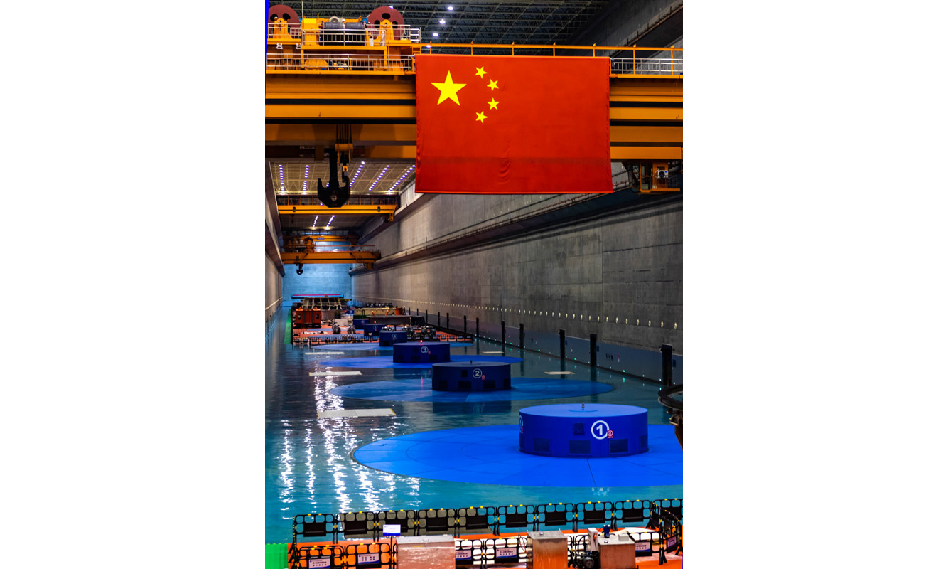 圖為2020年12月31日晚拍攝的三峽左岸電站廠房。新華社發(fā)（鄭家裕 攝）